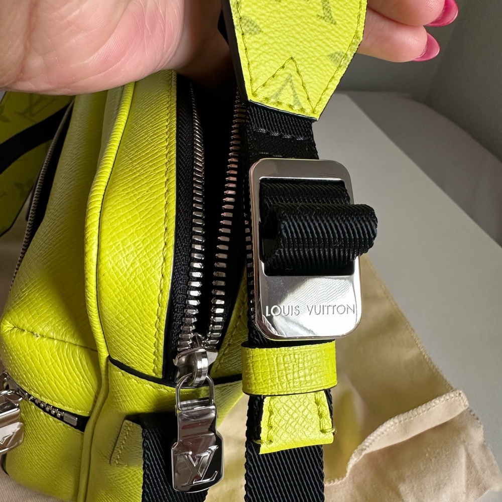 Louis Vuitton Vibrant Yellow Messenger Bag - Picture 3 of 11
